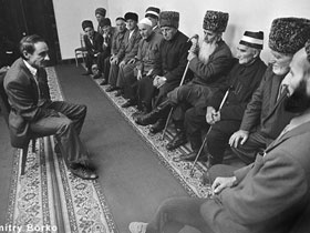 Джохар Дудаев на встрече со старейшинами. Фото Д.Борко с сайта grani.ru