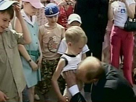 Путин и дети. Кадр RTVI (C)