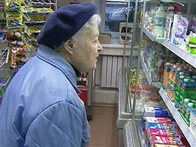 Пенсионерка в магазине. Фото с сайта vesti.ru