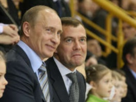 Владимир Путин и Дмитрий Медведев. Фото газеты "Ведомости"