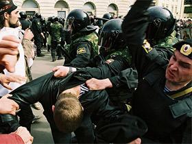 Разгон "Марша несогласных" 15 апреля. Фото с сайта photoline.ru