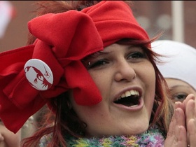 Активистка движения "Наши". Фото с сайта bbc.co.uk