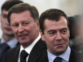 Дмитрий Медведев и Сергей Иванов (на заднем плане). Фото с сайта daylife.com
