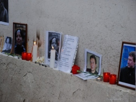 Портреты Маркелова и Бабуровой на месте убийства. Фото: Анастасия Петрова, Собкор®ru