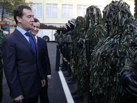 Дмитрий Медведев и военные. Фото Взгляд.Ру