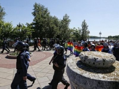 Киев, 6.6.15, милиция охраняет гей-прайд. Источник - http://www.unian.net/
