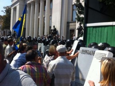 Протестующие у здания Верховной рады. Фото: unian.ua