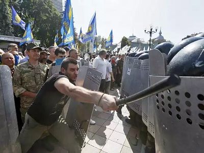 Столкновения под Верховной Радой, Киев, 31.8.15. Источник - http://www.interfax.ru/photo/2373/26926