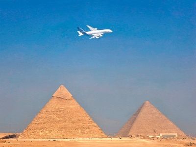 Самолет над пирамидами. Фото: abnews.ru