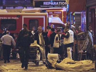 Париж, ночь с 13 на 14.11.15, полиция и врачи на месте взрыва. Фото AP, источник - www.msn.com