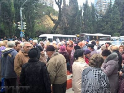 Пенсионеры перекрыли улицу. Фото: Блокнот Краснодар