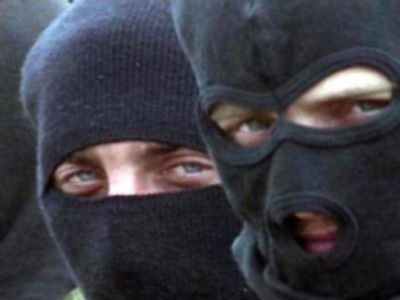 Люди в черных масках. Фото: baikal24.ru