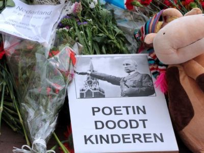 Цветы, игрушки и плакат в память о детях, погибших на "Боинге" (MH17). Фото: yakovenkoigor.blogspot.com