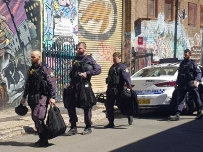 Полиция Нового Южного Уэльса покидает место преступления в Сент-Питерсе. Фото: ABC
