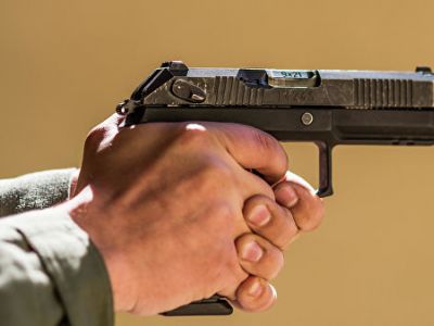 Пистолет "Удав" в руках стрелка. Фото: Андрей Станавов / РИА Новости