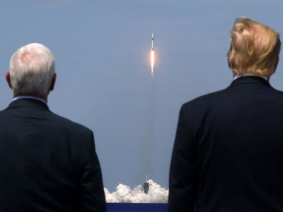 Президент США Дональд Трамп и американский вице-президент Майк Пенс наблюдают за запуском космического корабля Crew Dragon. Фото: Jonathan Ernst / Reuters