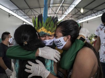 На похоронах главного вождя населения города Манаос, столицы бразильского штата Амазонас, который погиб от коронавируса. Фото: RAPHAEL ALVES / EFE