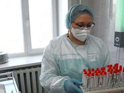 Врач держит в руках пробирки с образцами биоматериалов для тестирования на коронавирус. Фото: Евгений Епанчинцев / РИА Новости
