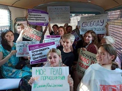 Задержанные в Москве после пикетов в поддержку ЛГБТ-активистки Юлии Цветковой . Фото: телеграм-канал СоцФемАльтернативы