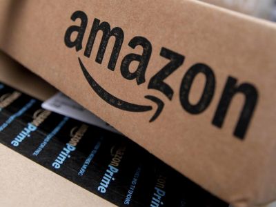 Коробка компании Amazon. Фото: Mike Segar / Reuters