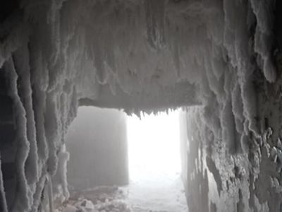 Дом превратился в ледяную пещеру. Фото: Марина Садчикова, Каспаров.Ru