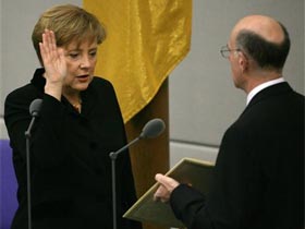 Ангела Меркель приносит присягу. Фото Reuters