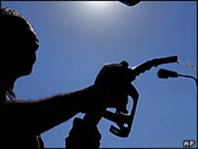 Человек и бензин. Фото: AP (с)