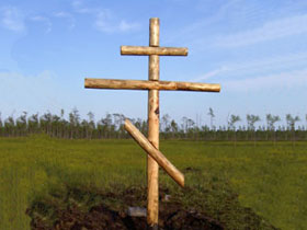 Крест, поставленный поисковиками,  на могиле солдат, павших в ВОВ. Фото с сайта soldat.ru