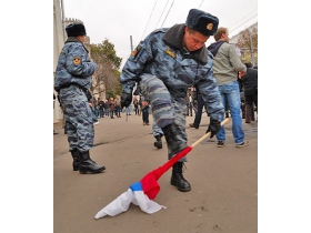 Боец ОМОНа надругался над флагом России. Фото: media_zombi в сообществе ru_politics