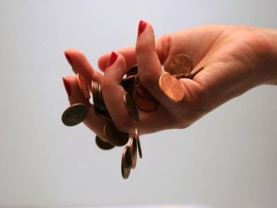 Деньги сквозь пальцы. Фото: nikaprofit.ru