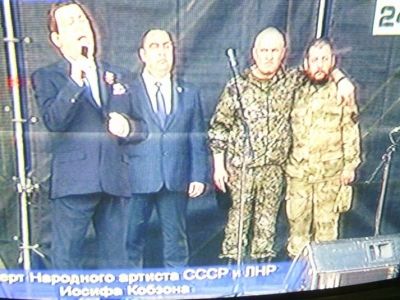Иосиф Кобзон в телевизоре на коцерте в Луганске, 27 мая. Фото: Геннадий Беницкий