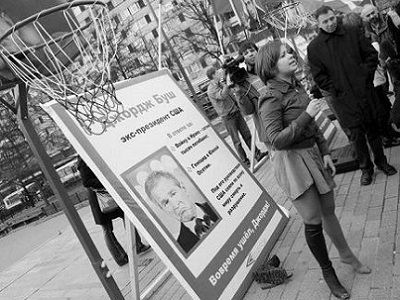 М.Дрокова на хунвейбинской акции по метанию ботинков в портреты, 2009 г. Публикуется в www.facebook.com/davnym.davno