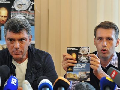 Немцов и Мартынюк на презентации доклада. Фото: Коммерсант