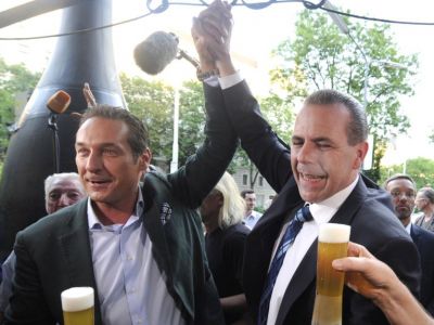 Хайнц-Кристиан Штрахе (слева) и его однопартийцы празднуют успех на выборах-2015. Фото: EPA
