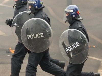 Британская полиция со щитами. Фото: dailybraille.co.uk