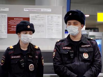 Сотрудники полиции в медицинских масках. Фото: "ТВ Центр"