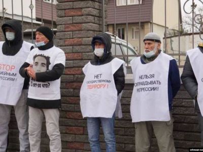 Крымские татары у суда в Ростове (Крымская Солидарность)