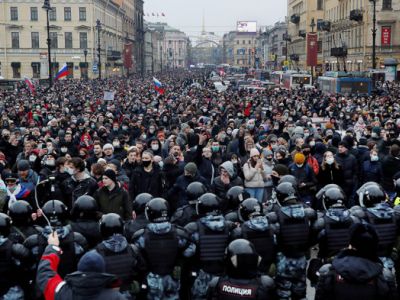 Протестующие в Санкт-Петербурге 23 января. Фото: Антон Ваганов / Reuters