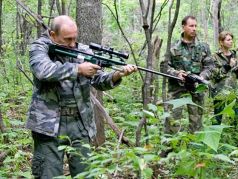 Путин и оружие. Фото: atnews.org
