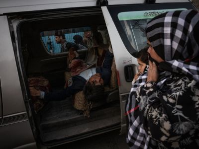 Раненый в результате взрыва возле аэропорта Кабула в Афганистане в машине скорой помощи. Фото: Jim Huylebroek / New York Times