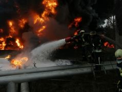 Пожарные тушат горящее после обстрела здание в Николаеве, 7.03.22. Фото: t.me/chtede
