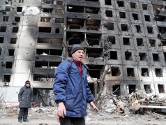Жильцы многоквартирного дома, который был разрушен во время обстрелов. Мариуполь, Украина. 17 марта 2022 г. Фото: Alexander Ermochenko / REUTERS