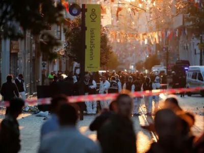 Последствия взрыва на улице Истикляль в Стамбуле. Фото Kemal Aslan / REUTERS