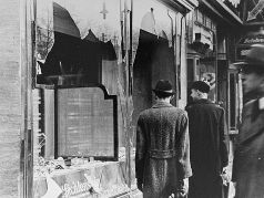 Витрины, разбитые в ходе погромов в "Хрустальную ночь", 10.11.1938. Фото: ru.wikipedia.org
